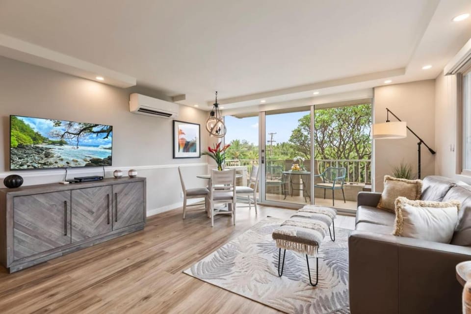 TV and multimedia, View (from property/room), Balcony/Terrace, Living room, Seating area, Dining area