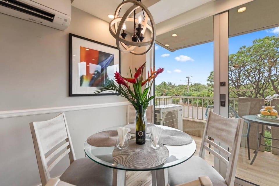 View (from property/room), Balcony/Terrace, Dining area, air conditioner