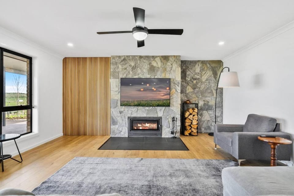 Elegant Creekside Retreat House in Tasmania