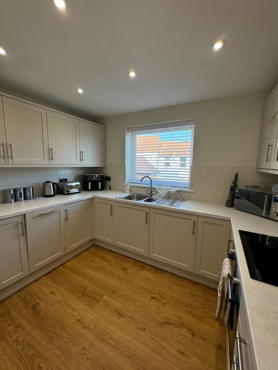 Coffee/tea facilities, Kitchen or kitchenette, dishwasher, stove, toaster