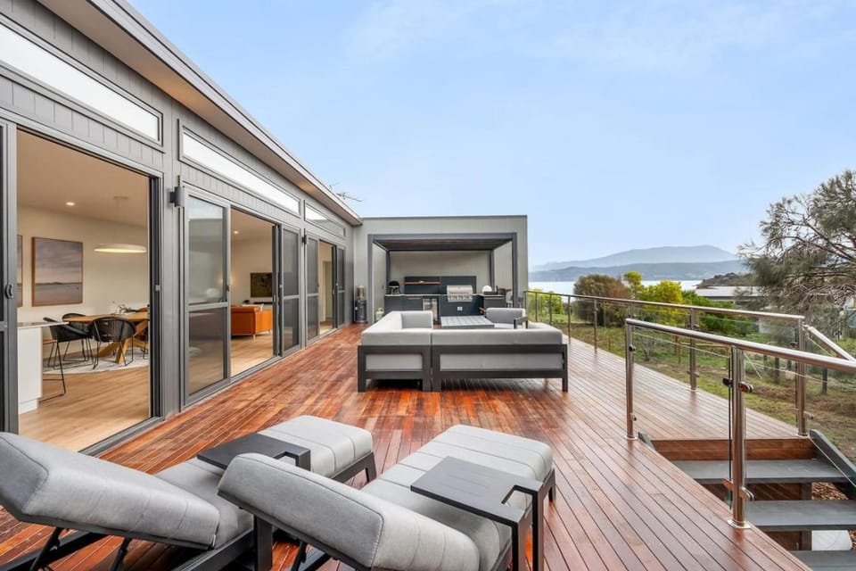 Waterfront Luxury in Opossum Bay House in Tasmania