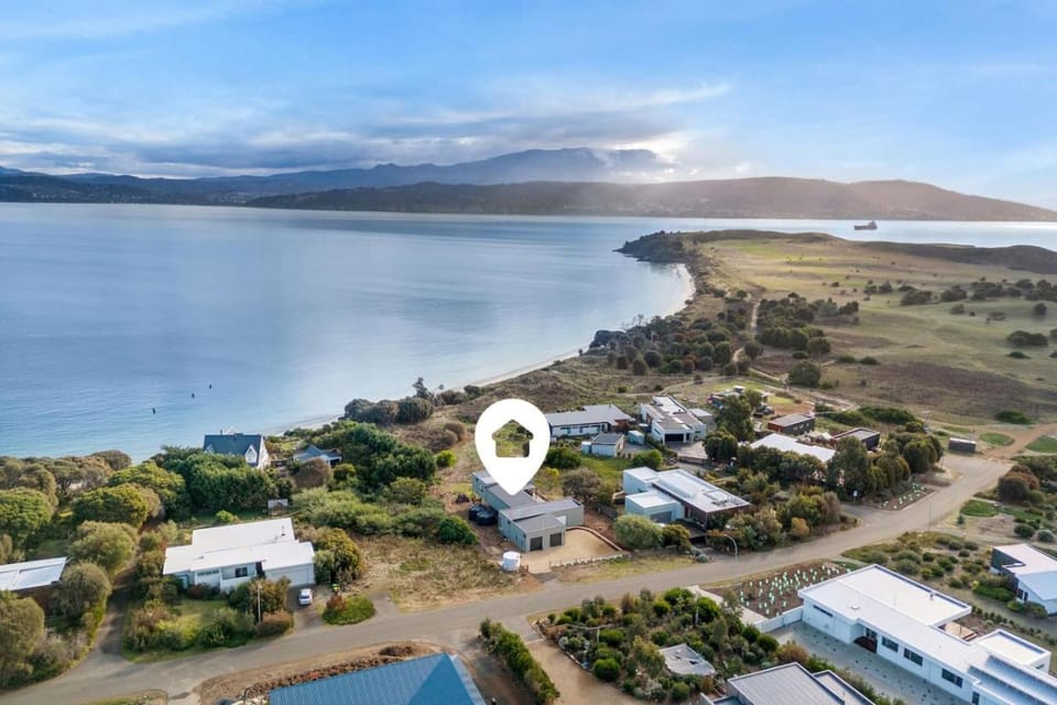 Waterfront Luxury in Opossum Bay House in Tasmania