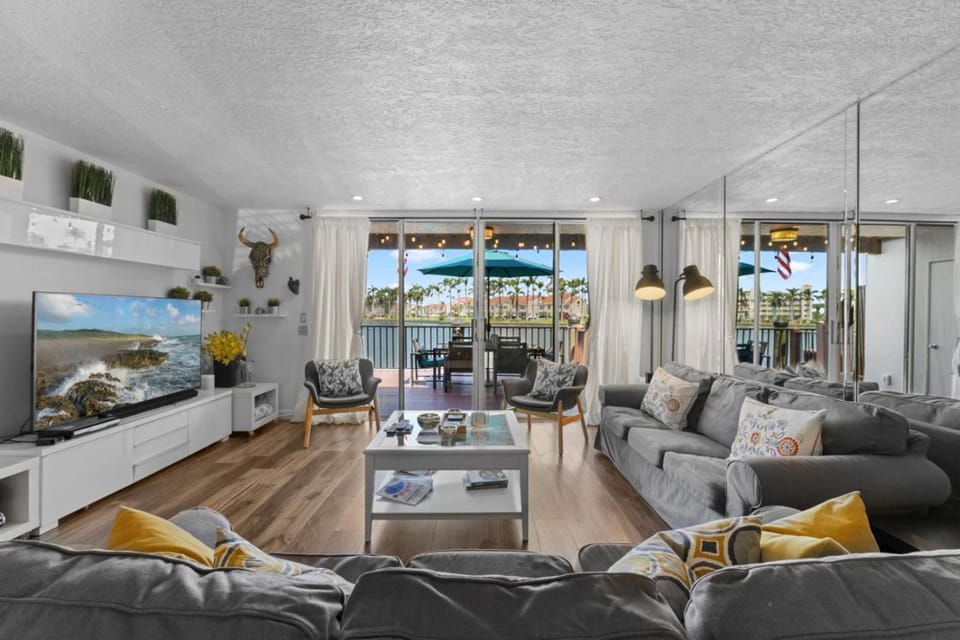 Communal lounge/ TV room, TV and multimedia, Living room