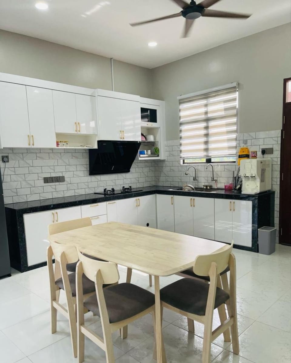 Kitchen or kitchenette, minibar
