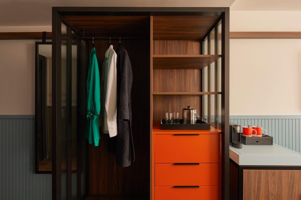 Coffee/tea facilities, wardrobe