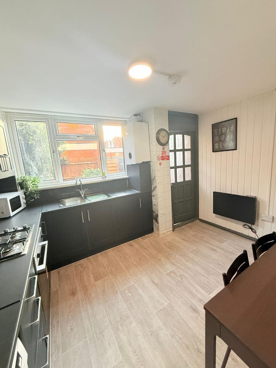 Kitchen or kitchenette, Dining area, stove