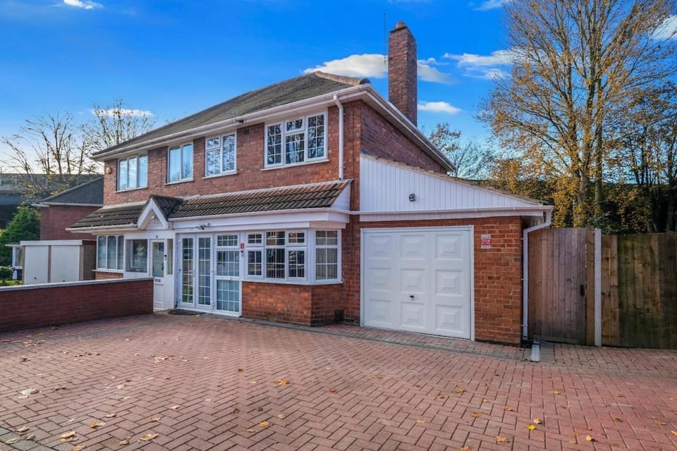 Family-Friendly 4-Bed near Parks & Transport Links Bed and Breakfast in The Royal Town of Sutton Coldfield