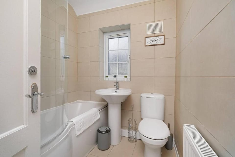 Family-Friendly 4-Bed near Parks & Transport Links Bed and Breakfast in The Royal Town of Sutton Coldfield