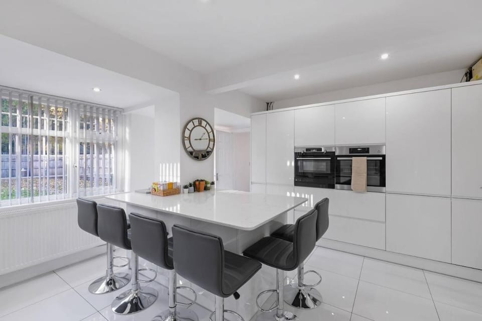 Family-Friendly 4-Bed near Parks & Transport Links Bed and Breakfast in The Royal Town of Sutton Coldfield