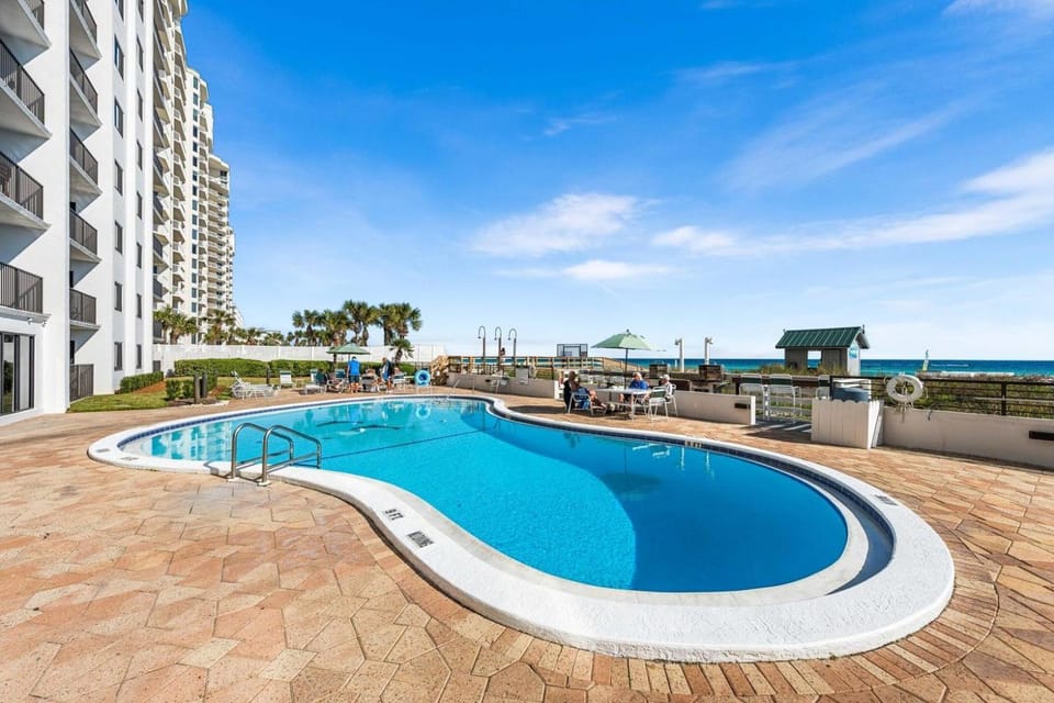 Emerald Towers #205- Gulf Front- Community Pool House in Destin