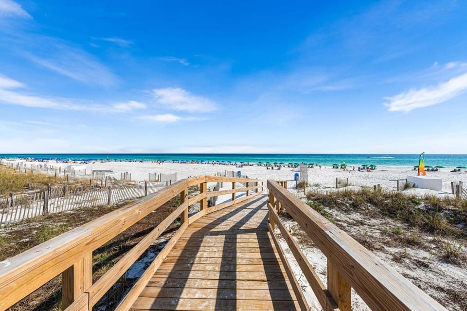 Emerald Towers #205- Gulf Front- Community Pool House in Destin