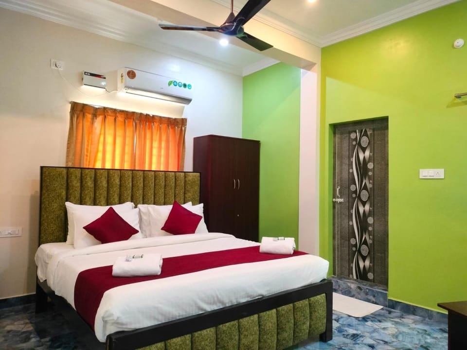 Photo of the whole room, Bedroom