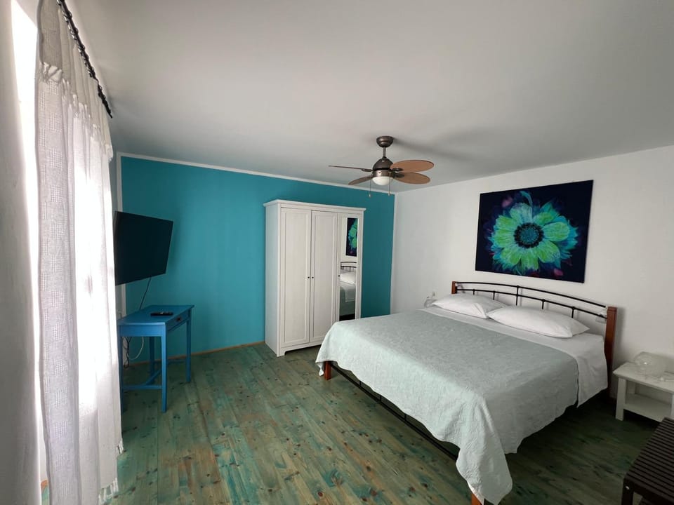 Bed, TV and multimedia, Bedroom, Garden view