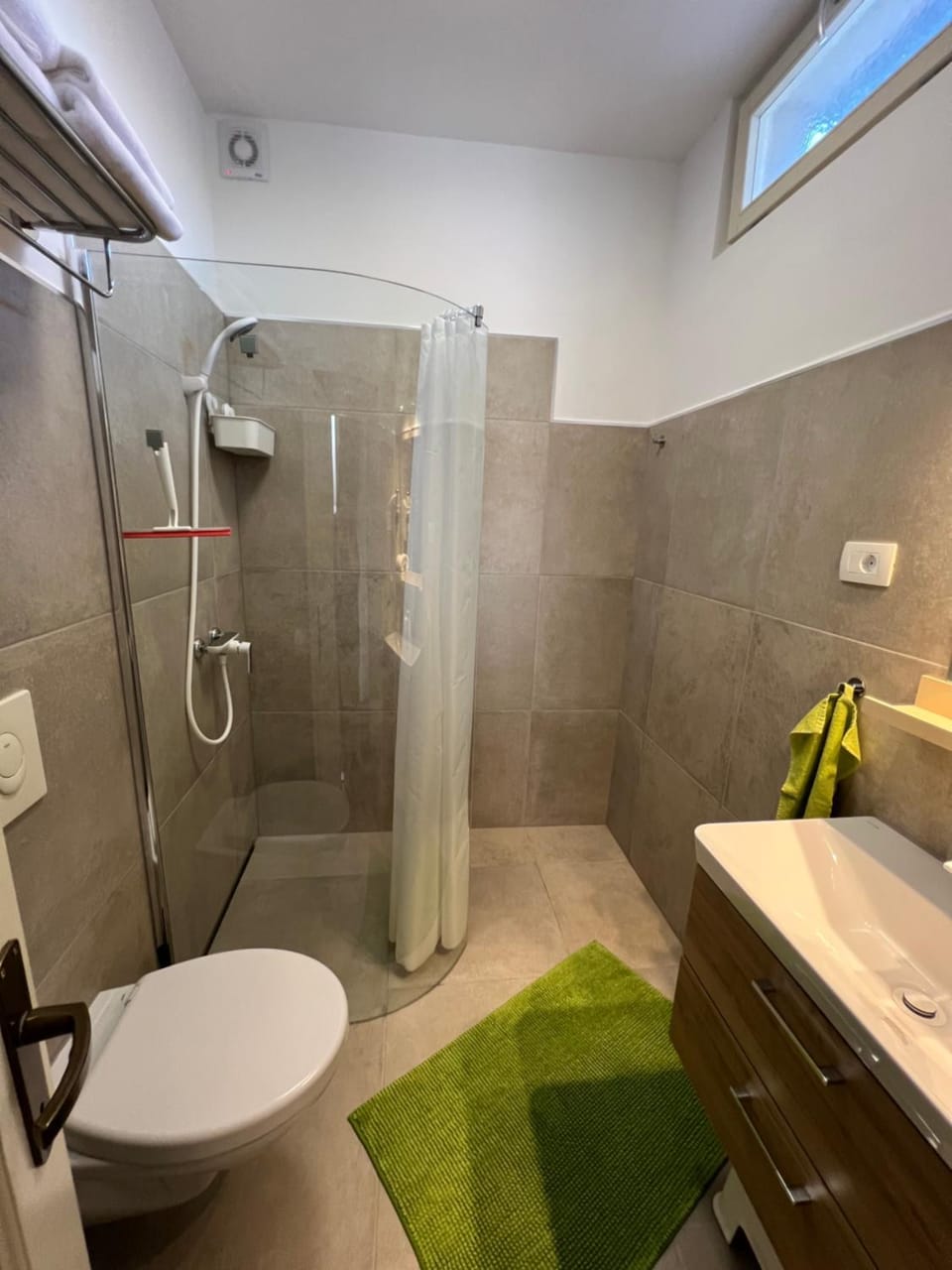Shower, Toilet, Bathroom, towels