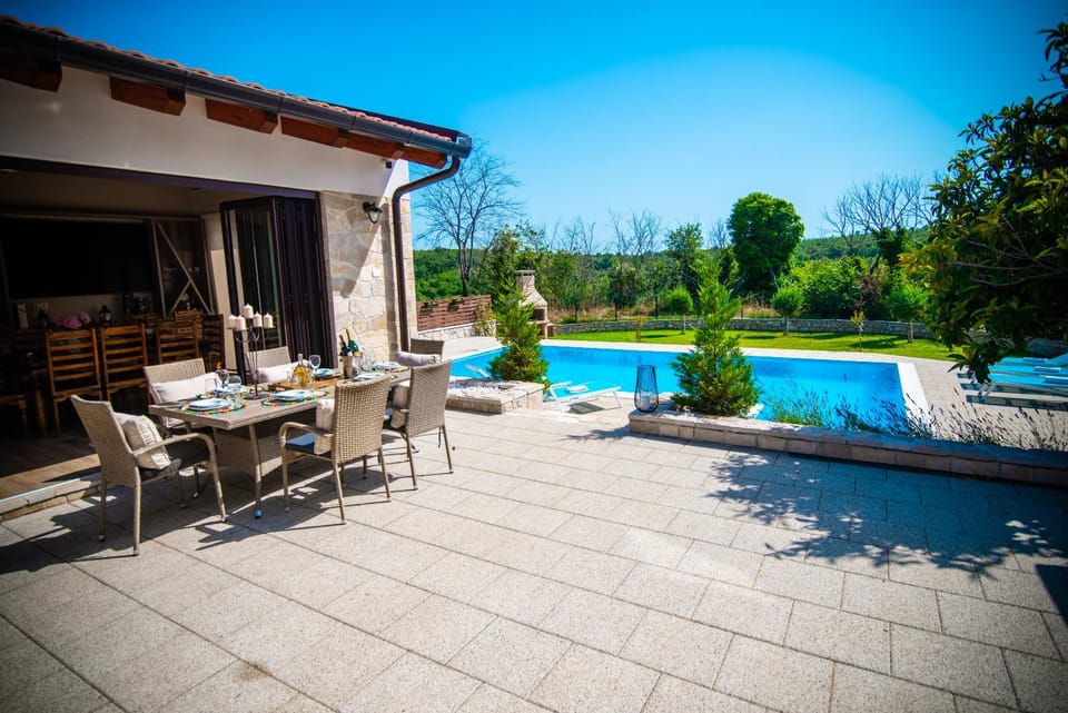 Property building, Patio, Garden, Balcony/Terrace, Garden view, Pool view, Swimming pool, sunbed