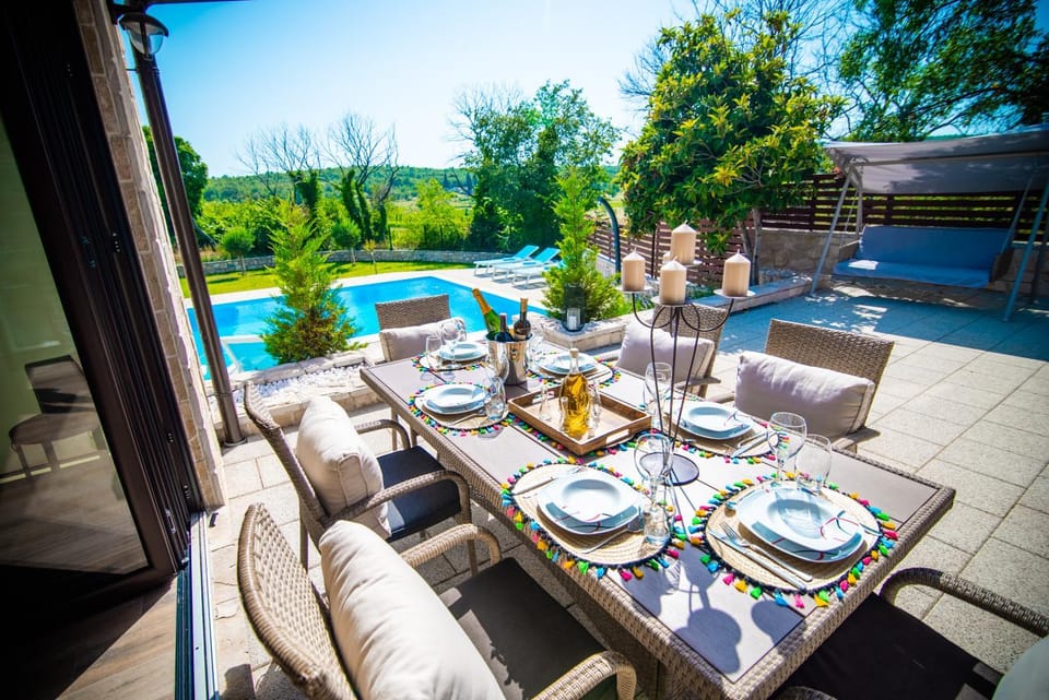 Patio, Garden, Seating area, Dining area, Garden view, Pool view, Swimming pool, sunbed