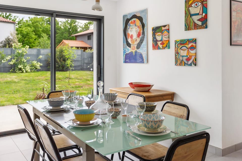 Patio, Day, Garden, Living room, Seating area, Dining area, Garden view