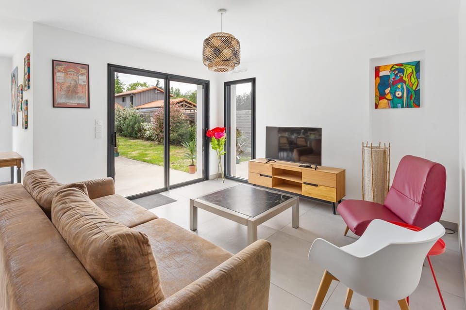 Communal lounge/ TV room, Living room, Seating area