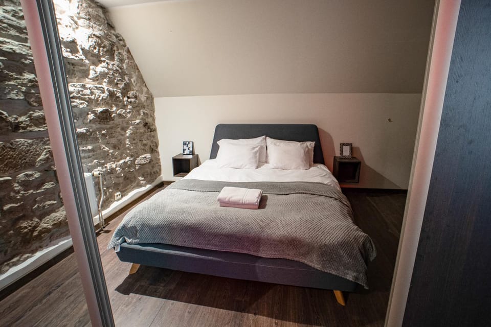 Bed, Bedroom, towels