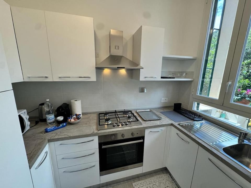 Coffee/tea facilities, Kitchen or kitchenette, oven, stove