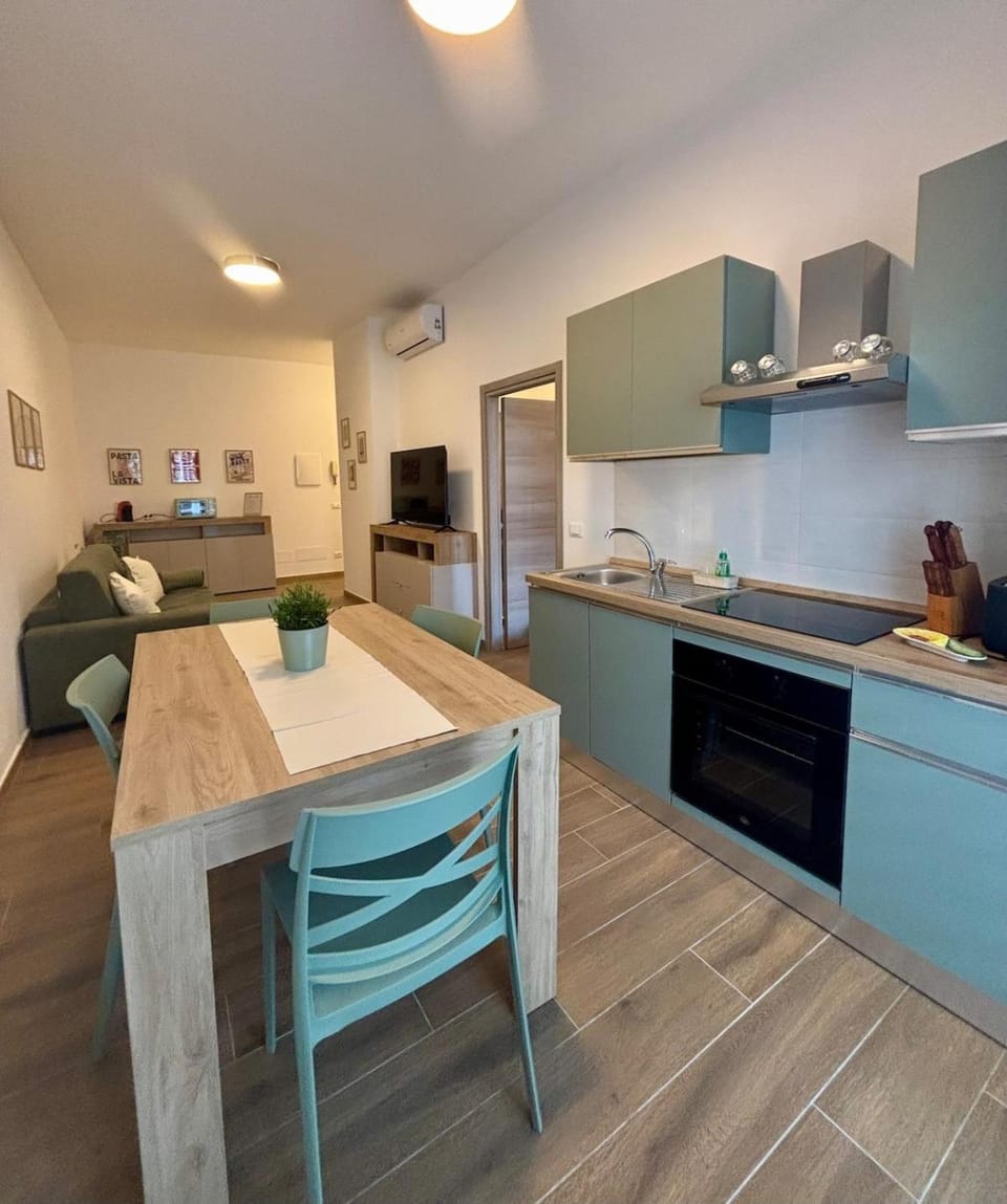 Kitchen or kitchenette, Seating area, Dining area, oven, stove