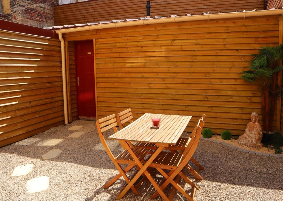 Patio, Day, Dining area