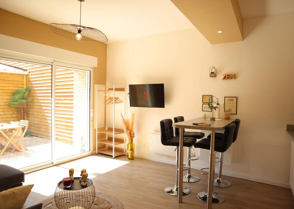 TV and multimedia, Living room, Photo of the whole room, Dining area