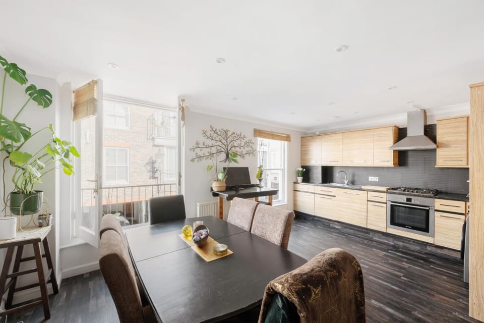 Contractors LONG TERM BOOKINGS House in City of Westminster