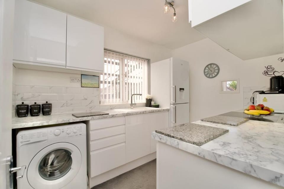 Kitchen or kitchenette, oven, stove, washing machine