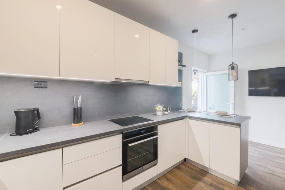 TV and multimedia, Kitchen or kitchenette, dishwasher, oven, stove