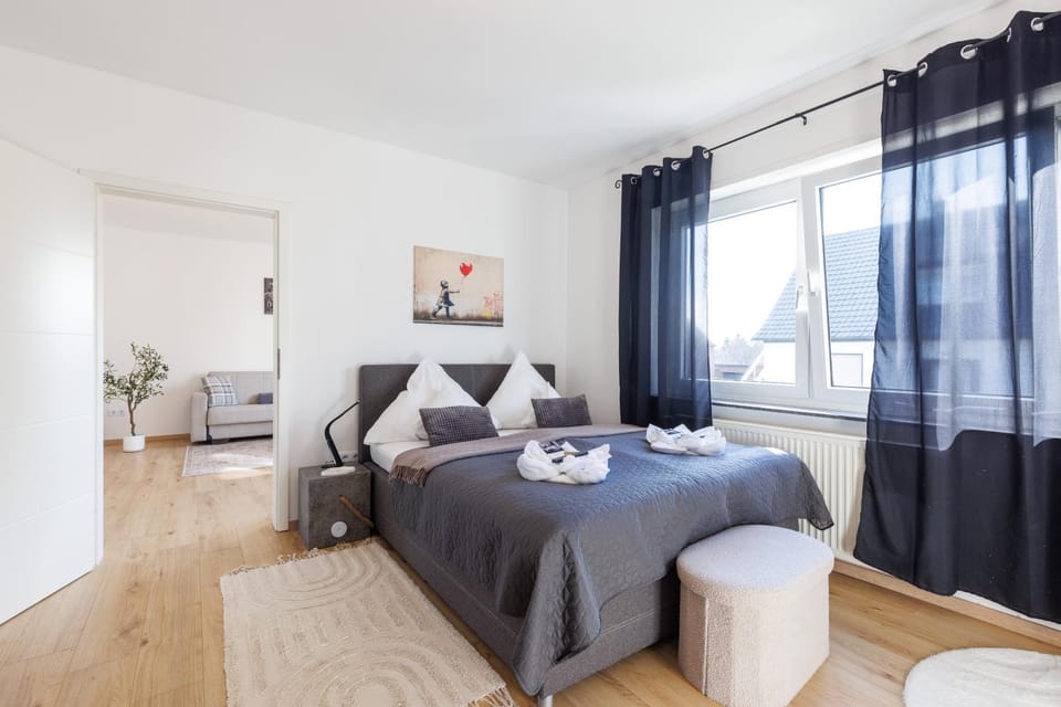 Bed, Living room, Photo of the whole room, Seating area, Bedroom