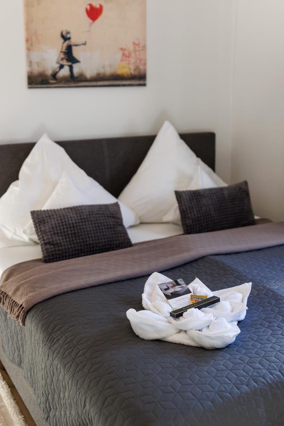 Bed, Bedroom, towels, towels