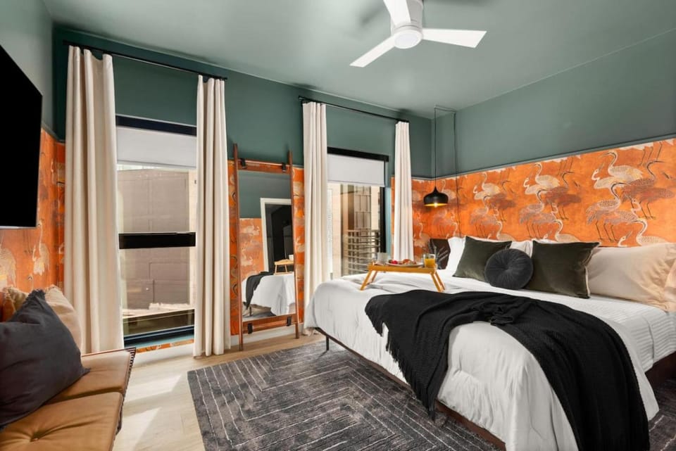 Layla's Downtown Nash Retreat | Walk to Broadway - Pool, Gym, Private Balcony, and more! House in The Gulch