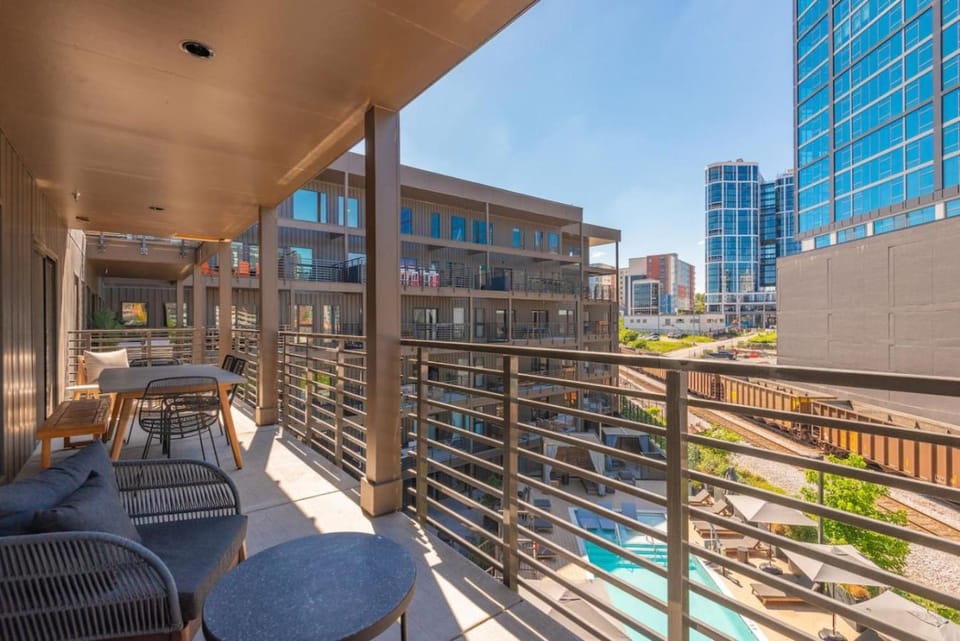 Layla's Downtown Nash Retreat | Walk to Broadway - Pool, Gym, Private Balcony, and more! House in The Gulch