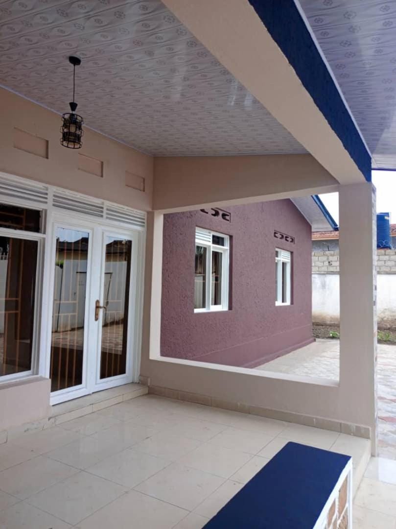 Property building, Day, Balcony/Terrace