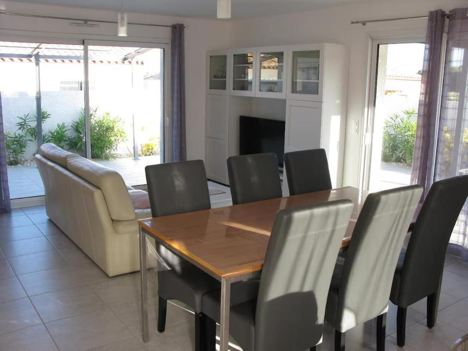 Communal lounge/ TV room, Living room, Seating area, Dining area