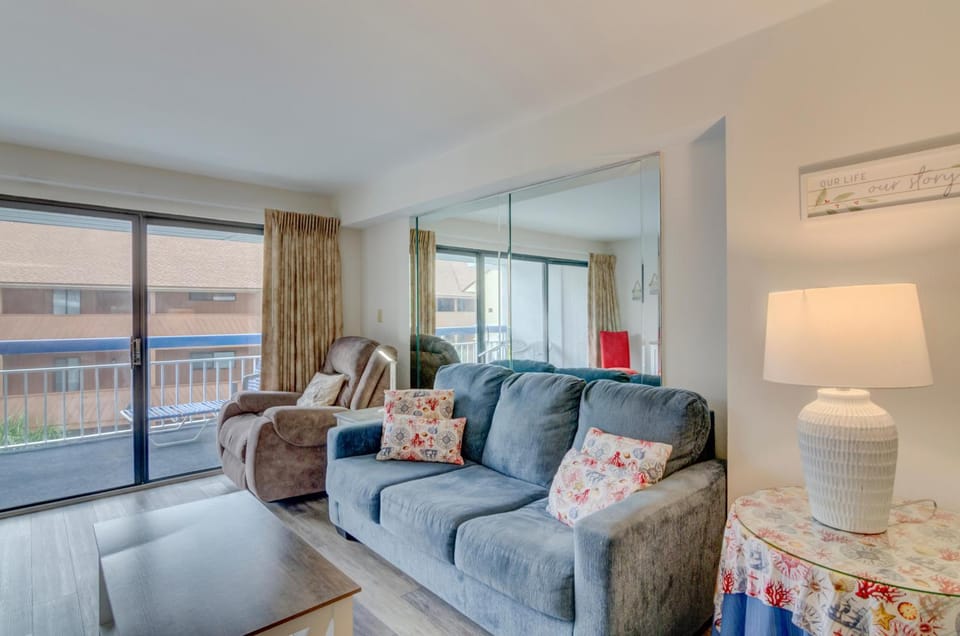 Condo w/Pool Views + Amenities House in Myrtle Beach