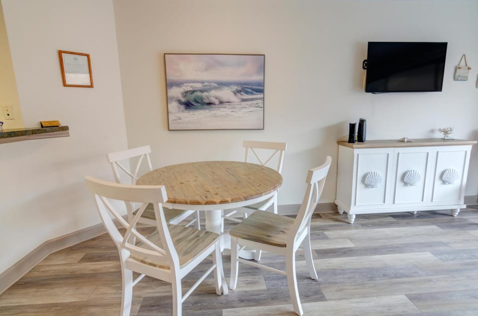 Condo w/Pool Views + Amenities House in Myrtle Beach