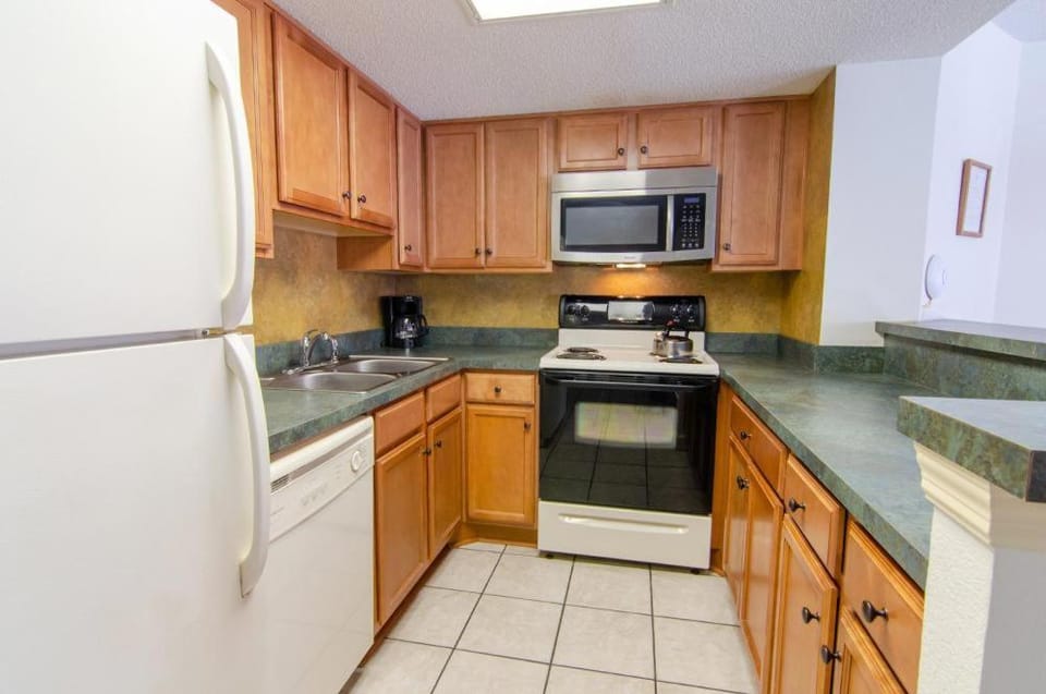 Condo w/Pool Views + Amenities House in Myrtle Beach