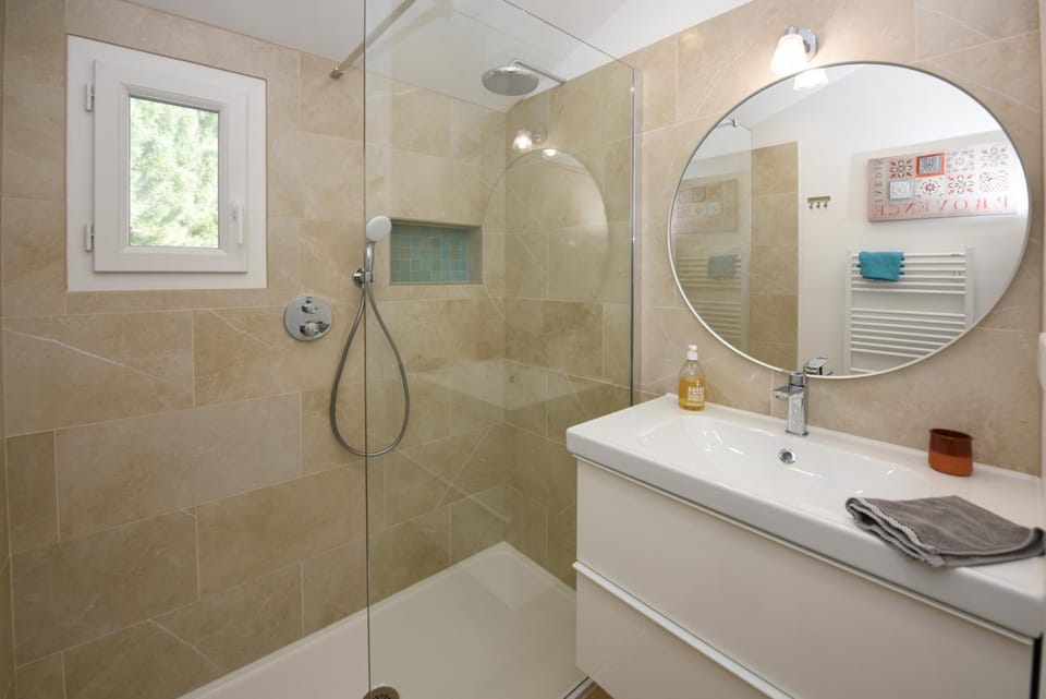 Shower, Bathroom, towels