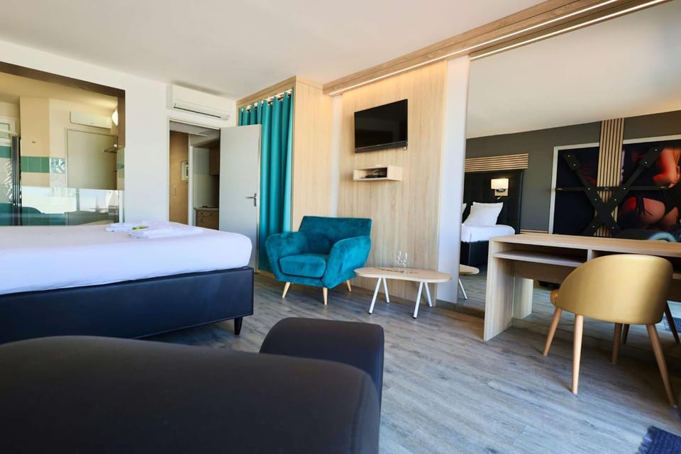 Photo of the whole room, Bedroom