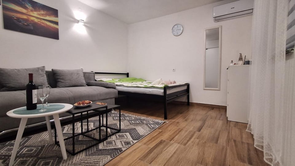 Bed, Seating area