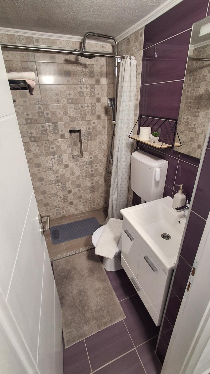 Shower, Toilet, Bathroom, towels