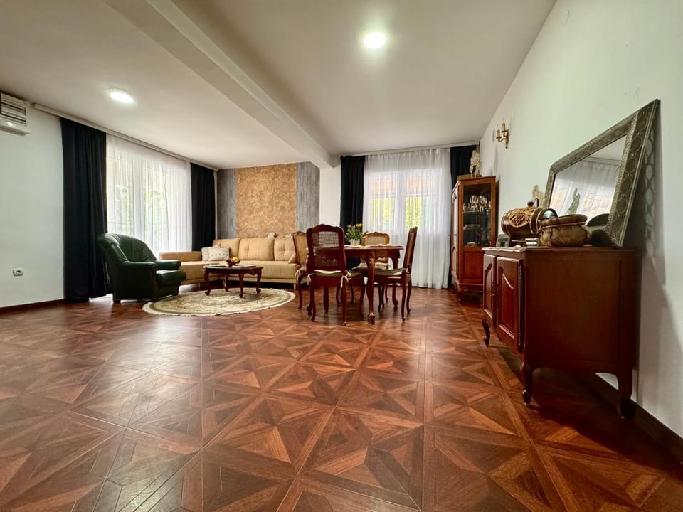 TV and multimedia, Living room, Seating area, Dining area