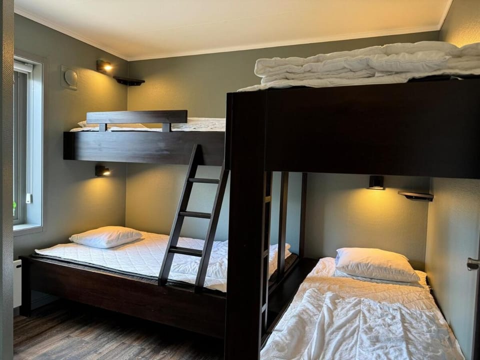 Bed, Bedroom, bunk bed, towels