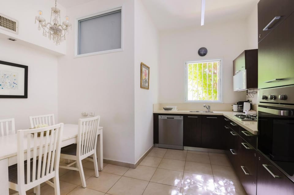 Spacious 2BR Apartment with 2 Bathrooms, Living Room & Kitchen - Prime LocationNear ddizengoff st Apartment in Tel Aviv-Yafo