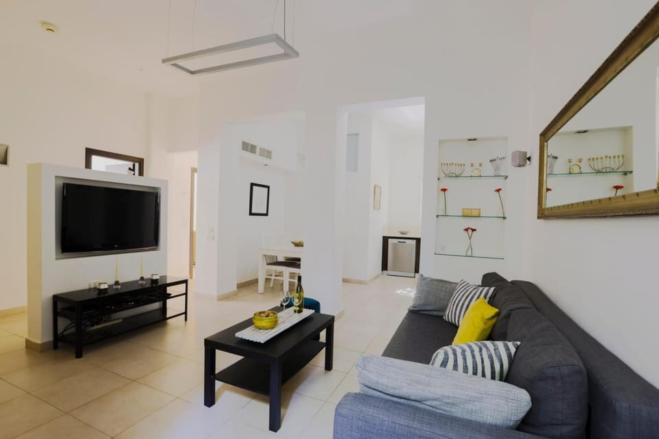 Spacious 2BR Apartment with 2 Bathrooms, Living Room & Kitchen - Prime LocationNear ddizengoff st Apartment in Tel Aviv-Yafo