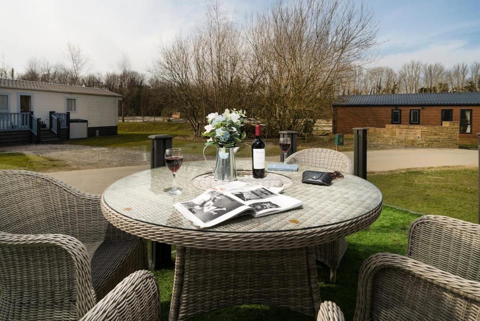 Silverdale Lodge, HotTub, Wi-FI, Quiet & Sleeps 4 House in England