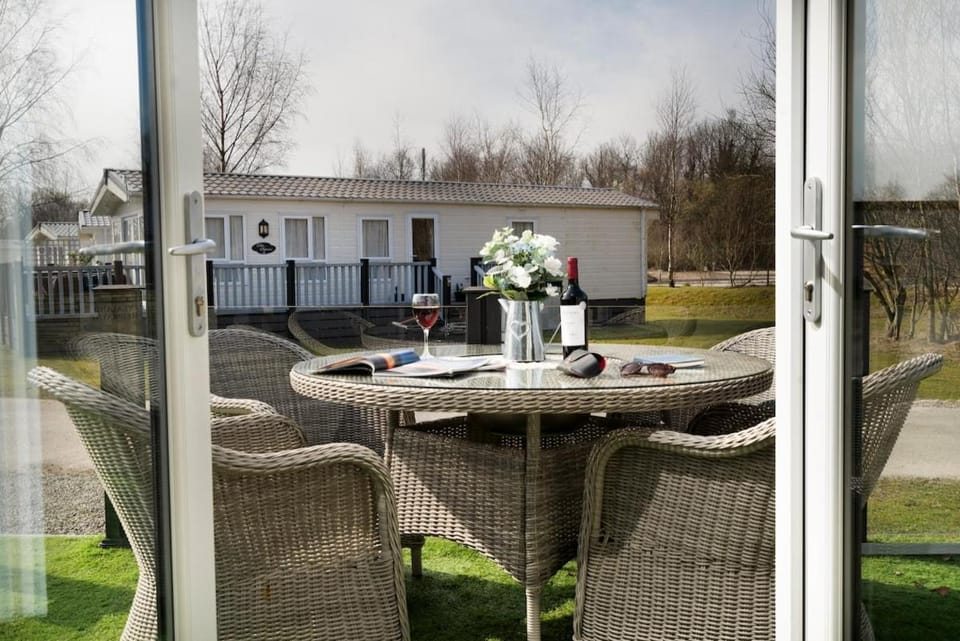 Silverdale Lodge, HotTub, Wi-FI, Quiet & Sleeps 4 House in England