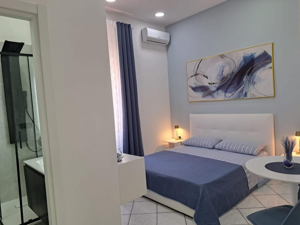 Bed, TV and multimedia, View (from property/room), Balcony/Terrace, Photo of the whole room, Bedroom, furniture, heating, internet, wardrobe, air conditioner